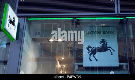 Un cavallo nero segno, in rappresentanza di Lloyds Bank, è visto al di fuori di una filiale della banca, nel centro di Londra, Gran Bretagna il 22 giugno 2018 Foto Stock