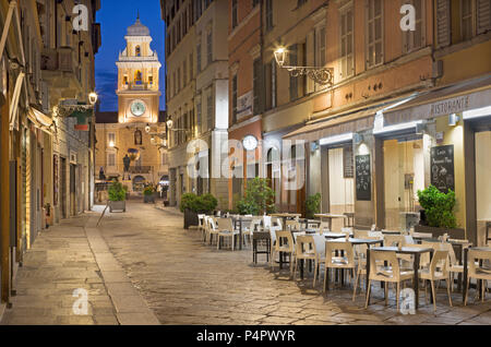 Parma - La strada della città vecchia al crepuscolo. Foto Stock