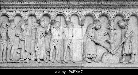 MODENA, Italia - 14 Aprile 2018: il rilievo romanico della cacciata dal paradiso sulla facciata del Duomo di Modena. Foto Stock
