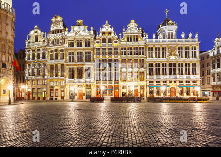 Grand Place piazza di sera in Belgio, a Bruxelles Foto Stock