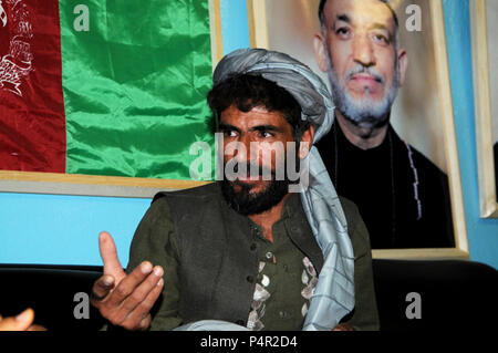 Mullah Abdul Satar, un ex comandante dei talebani, discute la sua decisione di lasciare i talebani durante una riunione di reintegrazione con i membri del Team di Ricostruzione Provinciale Farah in avanti una base operativa Farah, provincia di Farah, Afghanistan maggio 12. Il programma di reinserimento dà ex talebani un opportunità per ricongiungersi a ricongiungersi con la società e di essere produttivi nelle loro comunità. Foto Stock