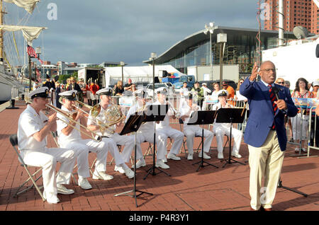 BALTIMORE, MD (14 giugno 2012) i membri dell'U.S. Navy banda cerimoniale eseguire musica patriottica dietro al Roker, diritto, durante il 'Oggi Showl' riprese presso il Porto Interno di Baltimore, Md. Marina La settimana è parte di Baltimore Star Lamas Sailabration e commemora il bicentenario della guerra del 1812 e la scrittura della stella Lamas Banner. Foto Stock