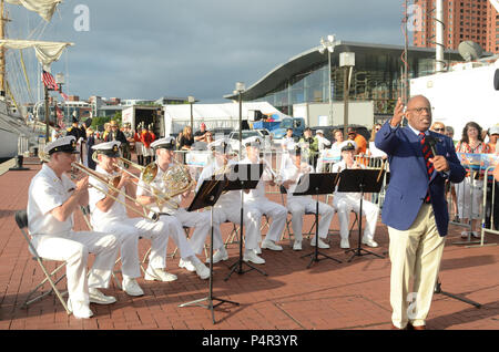 Baltimora (14 giugno 2012) i membri dell'U.S. Navy banda cerimoniale eseguire musica patriottica dietro al Roker, diritto, durante il 'Wake up con Al' al Porto Interno di Baltimore, Md. Marina La band partecipa a Baltimora Navy settimana come parte della commemorazione del Bicentenario della guerra del 1812 luogo Giugno 11-19.La missione primaria della settimana della Marina Militare è quello di aumentare la consapevolezza della Marina al pubblico presentando la Marina militare per gli Americani che vivono nelle città che normalmente non hanno una significativa presenza navale. Marina di Baltimora settimana sarà vetrina la missione, le capacità e le conquiste della Foto Stock