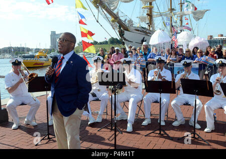 BALTIMORE, MD (14 giugno 2012) i membri dell'U.S. Navy banda cerimoniale eseguire musica patriottica dietro al Roker, sinistra, durante il 'Mostra Oggi' riprese presso il Porto Interno di Baltimore, Md. Marina La settimana è parte di Baltimore Star Lamas Sailabration e commemora il bicentenario della guerra del 1812 e la scrittura della stella Lamas Banner. Foto Stock