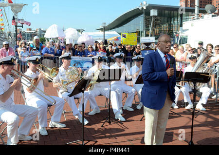 BALTIMORE, MD (14 giugno 2012) i membri dell'U.S. Navy banda cerimoniale eseguire musica patriottica dietro al Roker, destra durante la "Mostra Oggi' riprese presso il Porto Interno di Baltimore, Md. Marina La settimana è parte di Baltimore Star Lamas Sailabration e commemora il bicentenario della guerra del 1812 e la scrittura della stella Lamas Banner. Foto Stock