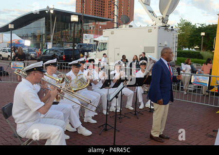 Baltimora (14 giugno 2012) i membri dell'U.S. Navy banda cerimoniale eseguire musica patriottica dietro al Roker, destra, durante il 'Wake up con Al' al Porto Interno di Baltimore, Md. la banda della marina di isl che partecipano a Baltimora Navy settimana come parte della commemorazione del Bicentenario della guerra del 1812 luogo Giugno 11-19.La missione primaria della settimana della Marina Militare è quello di aumentare la consapevolezza della Marina al pubblico presentando la Marina militare per gli Americani che vivono nelle città che normalmente non hanno una significativa presenza navale. Marina di Baltimora settimana sarà vetrina la missione, le capacità e le realizzazioni del brevetto statunitense n. Foto Stock