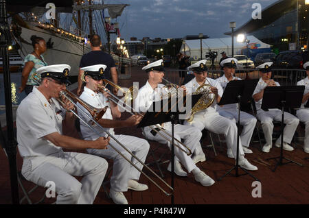 BALTIMORE, MD (14 giugno 2012) i membri dell'U.S. Navy banda cerimoniale eseguire musica patriottica durante il 'Wake Up con Al' mostrano per il canale meteo durante le loro riprese presso il Porto Interno di Baltimore, Md. Marina La settimana è parte di Baltimore Star Lamas Sailabration e commemora il bicentenario della guerra del 1812 e la scrittura della stella Lamas Banner. Foto Stock