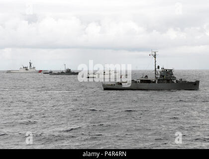 CELEBES MARE (Luglio 8, 2012) BRP Iloilo (PS 32), PCG Pampanga (SARV 003), BRP Malvar (Sal 19), BRP Abcede (PG 114) e USCGC Waesche WMSL (751) unire USS Vandegrift (FFG 48) per una foto esercizio (PHOTOEX). L'evento segna la conclusione del a-mare fase di esercizio la cooperazione a galla la prontezza e la formazione (Carati) Filippine 2012. Carato è una serie di accordi bilaterali di esercitazioni militari tra Stati Uniti La marina e le forze armate del Bangladesh, Brunei, Cambogia, Indonesia, Malaysia, Filippine, Singapore e la Thailandia. Timor orientale si unisce l'esercizio per la prima volta nel 2012. Foto Stock