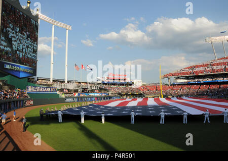 Città, Mo. (Luglio 10, 2012) velisti assegnati a Navy il reclutamento di quartiere Saint Louis e la Marina Centro Supporto Operativo, Kansas City, lungo con Airman assegnato al Whitman Air Force Base presente una gigantesca bandiera americana prima del 2012 Major League Baseball All-Star Game. Più di 30 marinai e 45 Airman terrà la bandiera durante il canto dell'Inno Nazionale e pregame eventi. Foto Stock