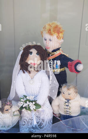 Maglia fatti a mano bambole di Meghan Markle e il principe Harry visualizzati nella celebrazione delle nozze reali del 19 maggio 2018. Sul davanzale, Inghilterra. Foto Stock