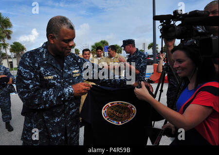 Stati Uniti Navy Adm posteriore. Sinclair Harris, a sinistra il comandante di U.S. 4a flotta, dà Panamax esercitazione militare T-shirt a Jacksonville, Florida, media durante una conferenza stampa per il kick off Panamax 2012 a Naval Station Mayport Fla., il 6 agosto 2012. Panamax è un annuale U.S. Comando sud-sponsorizzato l'esercizio congiunto serie che si concentra sulla necessità di garantire la difesa del Panama tramite live e simulazione di scenari di addestramento al largo della costa di Panama e posizioni negli Stati Uniti. (DoD Foto Stock