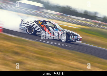 AutodromSpb, San Pietroburgo, Russia - Agosto 15, 2018: potente vettura da gara drifting sulla pista di velocità durante la prima fase di russo serie Drift West Foto Stock