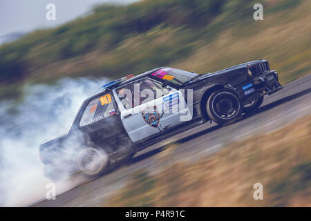 AutodromSpb, San Pietroburgo, Russia - Agosto 15, 2018: potente vettura da gara drifting sulla pista di velocità durante la prima fase di russo serie Drift West Foto Stock