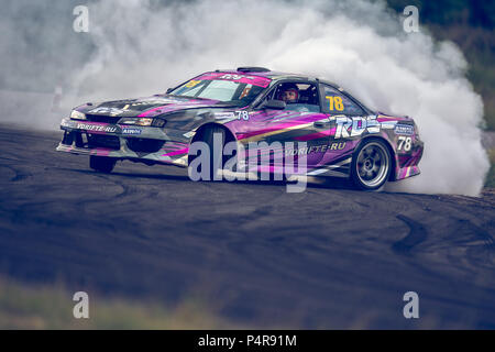 AutodromSpb, San Pietroburgo, Russia - Agosto 15, 2018: potente vettura da gara drifting sulla pista di velocità durante la prima fase di russo serie Drift West Foto Stock