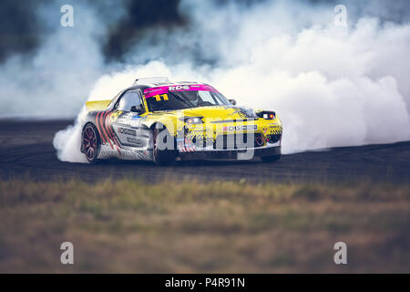 AutodromSpb, San Pietroburgo, Russia - Agosto 15, 2018: potente vettura da gara drifting sulla pista di velocità durante la prima fase di russo serie Drift West Foto Stock