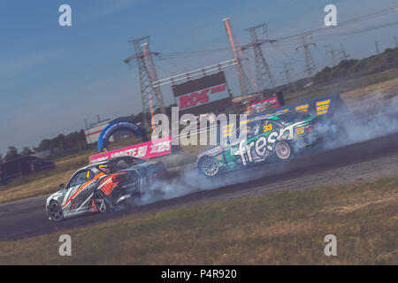 AutodromSpb, San Pietroburgo, Russia - Agosto 16, 2018: potente vettura da gara drifting sulla pista di velocità durante la prima fase di russo serie Drift West Foto Stock