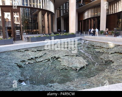 'Hai dimenticato i flussi': arte pubblica dell'artista spagnolo Cristina Iglesias a Bloomberg il nuovo quartier generale europeo, città di Londra, Regno Unito, Peter Grant Foto Stock