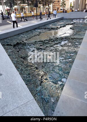 'Hai dimenticato i flussi': arte pubblica dell'artista spagnolo Cristina Iglesias a Bloomberg il nuovo quartier generale europeo, città di Londra, Regno Unito, Peter Grant Foto Stock