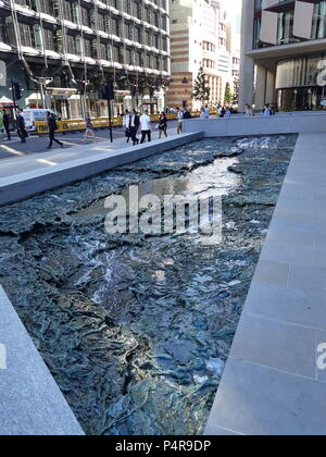 'Hai dimenticato i flussi': arte pubblica dell'artista spagnolo Cristina Iglesias a Bloomberg il nuovo quartier generale europeo, città di Londra, Regno Unito, Peter Grant Foto Stock