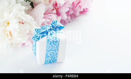 Incredibile luce rosa e peonie bianco su sfondo bianco. Vista aerea del bouquet. Cornice floreale. Spazio di copia Foto Stock