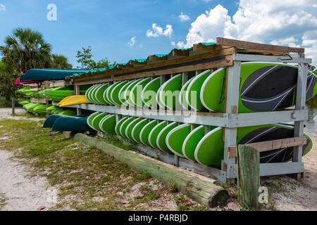 Paddleboards, kayak e canoe per il noleggio su rack in legno a beach - Dania Beach, Florida, Stati Uniti d'America Foto Stock