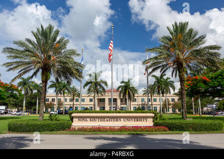 Nova Southeastern University campus principale segno di entrata con le bandiere - Fort Lauderdale, Florida, Stati Uniti d'America Foto Stock