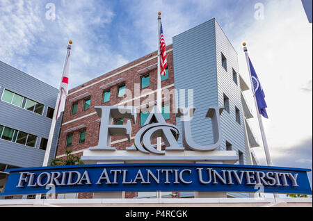 Florida Atlantic University, Davie campus segno di entrata con le bandiere - Davie, Florida, Stati Uniti d'America Foto Stock