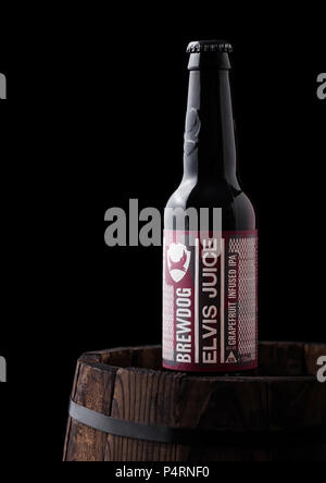 LONDON, Regno Unito - Giugno 06, 2018: Bottiglia di Elvis Succhi di pompelmo IPA birra, dal birrificio Brewdog sul vecchio Barile di legno su sfondo nero. Foto Stock