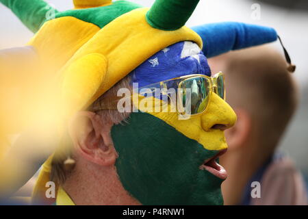San Pietroburgo, Russia - 22 Giugno 2018: Il calcio brasiliano fan andando a San Pietroburgo stadium per sostenere la loro squadra nella partita di coppa del mondo Foto Stock