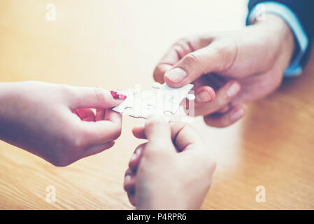 Infine trovare soluzione concettuale con il puzzle Foto Stock