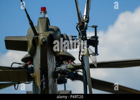 Dettaglio del rotore di coda di un elicottero militare, rotore principale in background Foto Stock