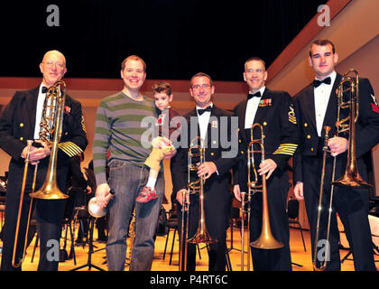 Kennesaw, Georgia (24 marzo 2010) Ex Navy Band trombone strumentista, Bill Thomas, la seconda da sinistra, si incontra con i membri attuali della Concert Band trombone sezione, da sinistra a destra, Senior Chief musicista Michael Cizek, musicista di prima classe Colin Wise, Senior Chief Musician Jeff Knutson e musicista di prima classe James Anderson prima la band di tour in concerto a Kennesaw State University in Kennesaw, Ga. Il concerto di banda è attualmente su un 25 giorno del tour del sud-est degli Stati Uniti. Navy Foto Stock