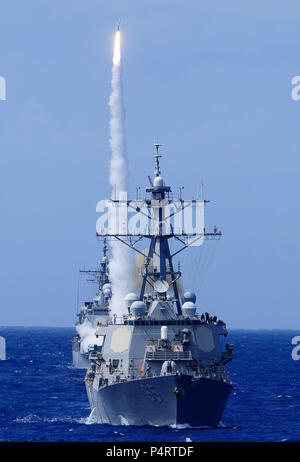 Il missile destroyer USS Benfold (DDG 65) manovre avanti del missile cruiser USS Chosin (CG 65) come Chosin incendi a missili terra-aria al largo delle Hawaii Luglio 11, 2010, durante il cerchio del Pacifico (RIMPAC) 2010 esercizi. RIMPAC è una biennale, multinazionale esercizio inteso a rafforzare i partenariati regionali e migliorare l'interoperabilità multinazionale. (DoD Foto Stock