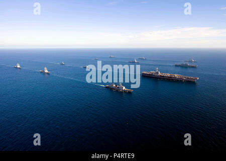 Mare (Luglio 26, 2010) DEGLI STATI UNITI Navy e Repubblica di Corea il transito delle navi il Mare Orientale in un 13-nave formazione. La Repubblica di Corea e gli Stati Uniti stanno conducendo l'alleanza combinato marittimo e la disponibilità di aria esercizio "invincibile spirito' nei mari ad est della penisola coreana dal luglio 25-28, 2010. Questo è il primo di una serie di esercitazioni militari congiunte che si verificheranno nei prossimi mesi in Oriente e in Occidente Mari. Foto Stock