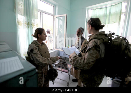 100803-M-0301S-030 Helmand, Afghanistan (Agosto 3, 2010) Ospedale Corpsman 2a classe Claire E. Ballante, destra, assegnato all'innesto femmina Team (FET), tours gratuitamente una clinica sanitaria mentre il pattugliamento con il primo battaglione 2d Marines in Musa Qa'leh, Afghanistan. Ballante ha parlato con volontari afghani dipendenti per valutare la condizione generale della struttura al fine di fornire assistenza. Foto Stock