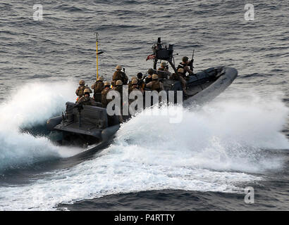 Stati Uniti Marines assegnato al XV Marine Expeditionary Unit?s Raid marittimo approccio di forza la motonave Magellan Star nel Golfo di Aden sett. 9, 2010, per recuperare la nave da sospetti pirati che ha preso il controllo della nave sett. 8, 2010. I marines a bordo del peschereccio e ha impiegato nove sospetti pirati in custodia. I pirati sono state adottate per il missile cruiser USS Princeton (CG 59) e Magellan Star?s 11 equipaggi riprende il controllo della nave portacontainer. Dubuque sostiene le operazioni di sicurezza marittima e di teatro la cooperazione in materia di sicurezza gli sforzi negli Stati Uniti Quinta area della flotta di re Foto Stock