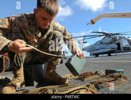 Mare delle Filippine (sett. 14, 2010) - Un Marine assegnato al trentunesimo Marine Expeditionary Unit del campo del plotone di ricognizione prepara le munizioni durante la formazione di armi da fuoco sul ponte di volo dell'distribuita Amphibious Assault nave USS Essex (LHD 2). Essex, comandata da Capt. Troy Hart, è parte del distribuita Essex anfibio gruppo pronto ed è di pattuglia nel Pacifico occidentale Regione a sostegno dell'esercizio Valiant scudo 2010. Foto Stock