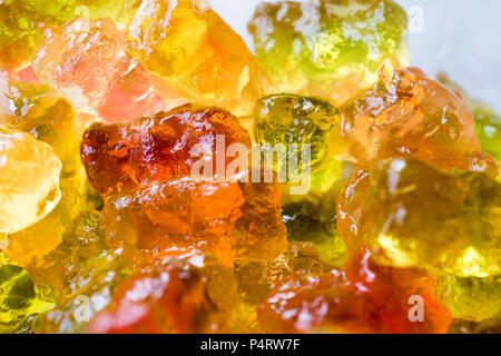 Orsi gommoso con Vodka in recipiente di vetro. Alcolica alimentare dolciario. Foto Stock