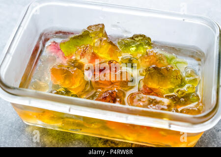 Orsi gommoso con Vodka in recipiente di vetro. Alcolica alimentare dolciario. Foto Stock