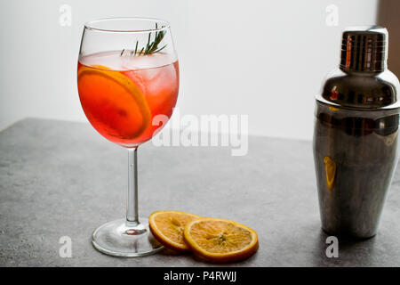 Aperol Spritz Cocktail con fetta di arancia, rosmarino e ghiaccio. Bevanda alcolica. Foto Stock