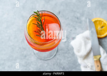 Aperol Spritz Cocktail con fetta di arancia, rosmarino e ghiaccio. Bevanda alcolica. Foto Stock