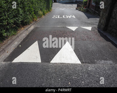 Segni di regolamentazione, dare modo segno di traffico su strada Foto Stock