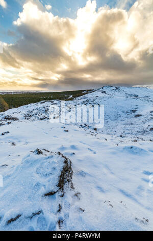 Vista panoramica del Vulcano Kerid con neve e ghiaccio nel cratere vulcanico lago in inverno sotto un cielo blu chiaro. Situato nella zona Grímsnes in così Foto Stock