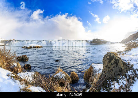 In Islanda il landmark Faxafoss cascate lungo il Golden Circle Route in Islanda in un paesaggio invernale con la neve e il ghiaccio. Foto Stock