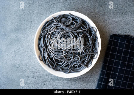 Spaghetti al nero di Pasta condita con inchiostro di Calamari Seppie o Inkfish. Alimenti biologici. Foto Stock