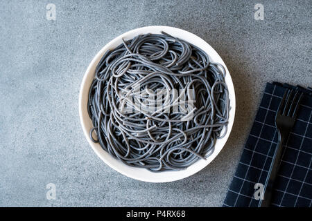 Spaghetti al nero di Pasta condita con inchiostro di Calamari Seppie o Inkfish. Alimenti biologici. Foto Stock