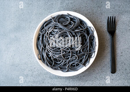 Spaghetti al nero di Pasta condita con inchiostro di Calamari Seppie o Inkfish. Alimenti biologici. Foto Stock