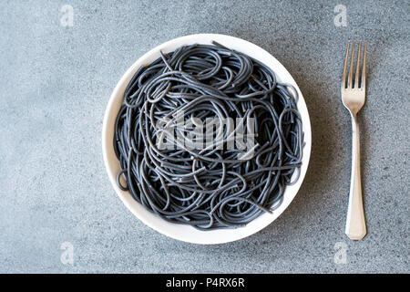 Spaghetti al nero di Pasta condita con inchiostro di Calamari Seppie o Inkfish. Alimenti biologici. Foto Stock