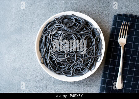 Spaghetti al nero di Pasta condita con inchiostro di Calamari Seppie o Inkfish. Alimenti biologici. Foto Stock