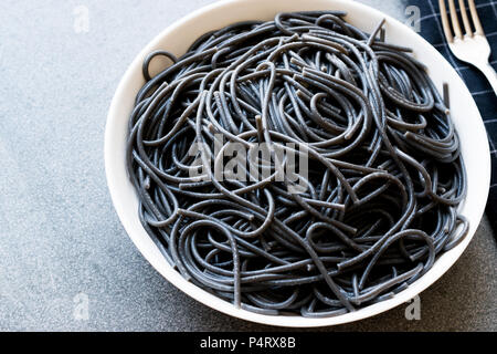 Spaghetti al nero di Pasta condita con inchiostro di Calamari Seppie o Inkfish. Alimenti biologici. Foto Stock